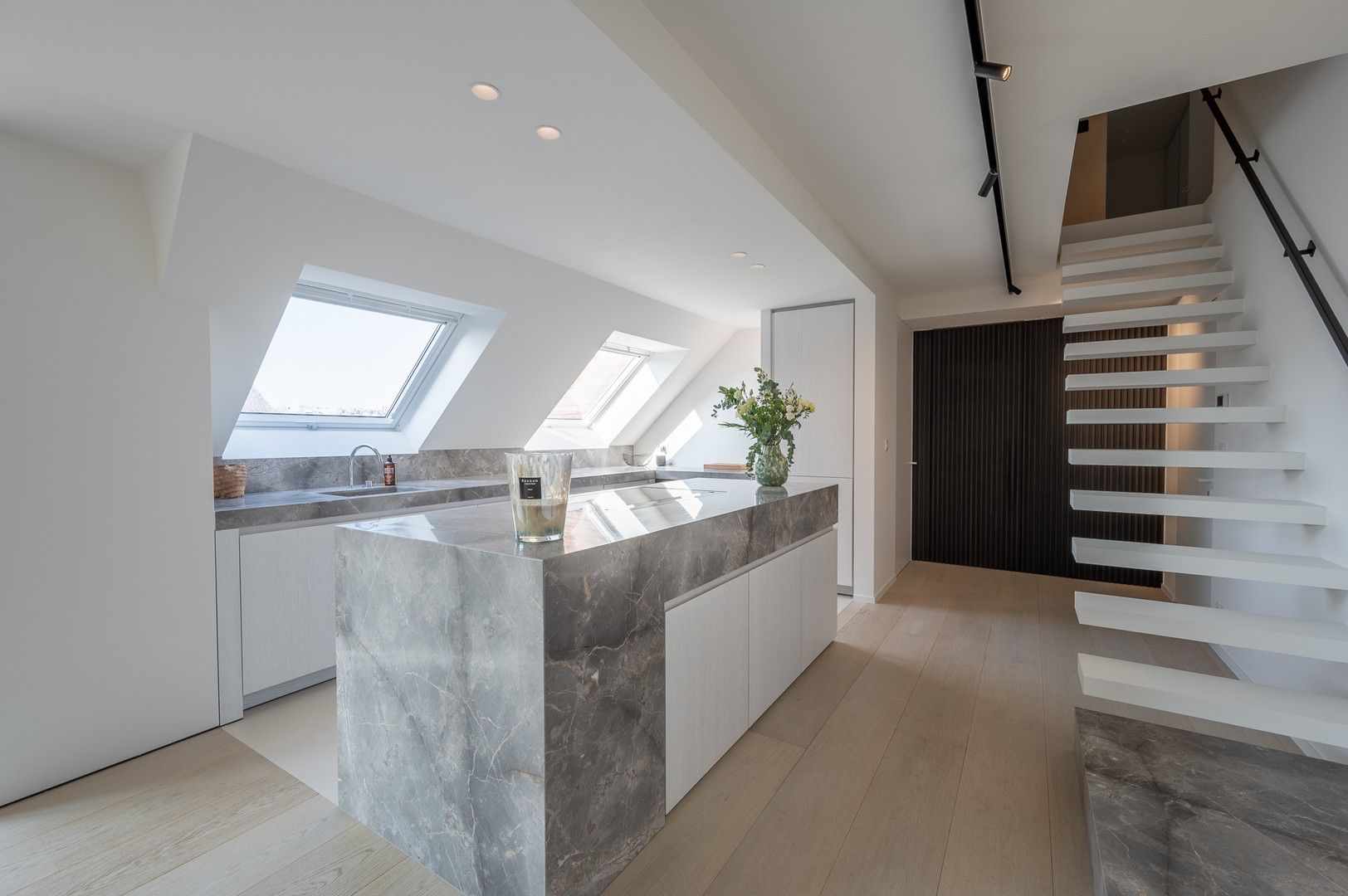 Zonnig gerenoveerd appartement met zuidwest gericht terras en open zicht op wandelafstand van het strand in hartje Zoute. foto 7