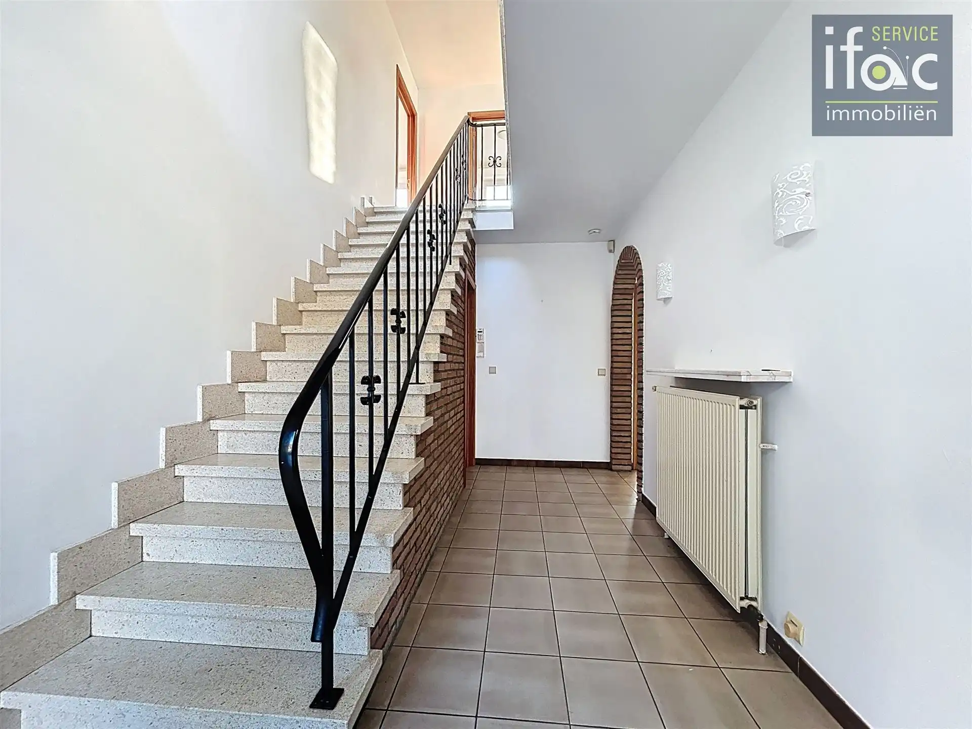 Villa met 5 slaapkamers, 2 badkamers op uitstekende locatie foto 3