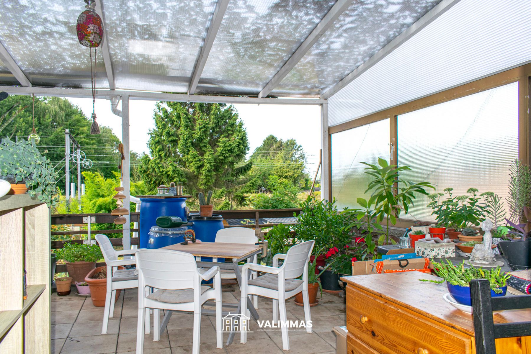 Een commercieel gelegen ruime handelswoning met mooie tuin foto 9