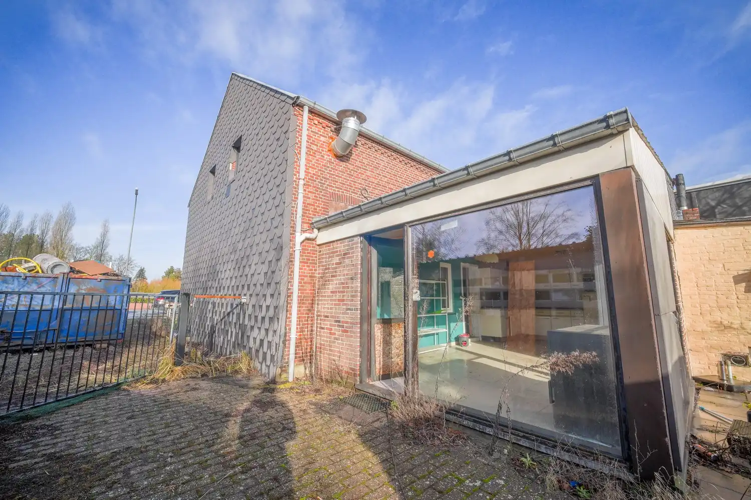Op te knappen halfopen woning in Lommel foto 3