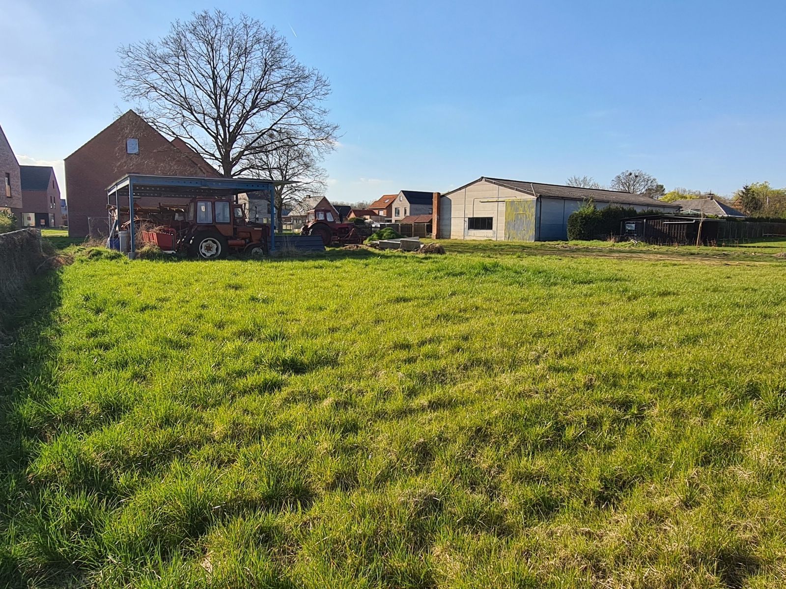 Ruime bouwgrond in doodlopende straat foto 2