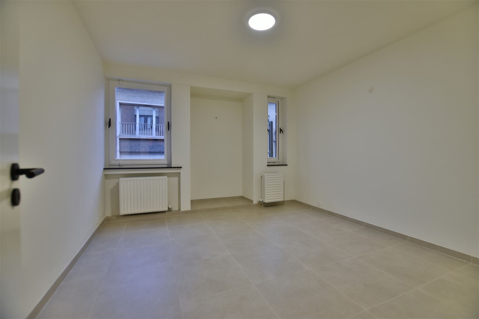 Uiterst ruim appartement met garage foto 10