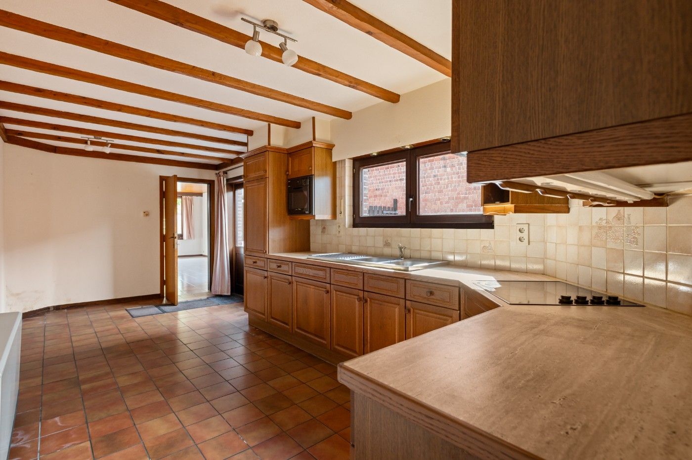 Te renoveren, vrijstaande woning met 2 slpk., oprit en diepe tuin foto 7