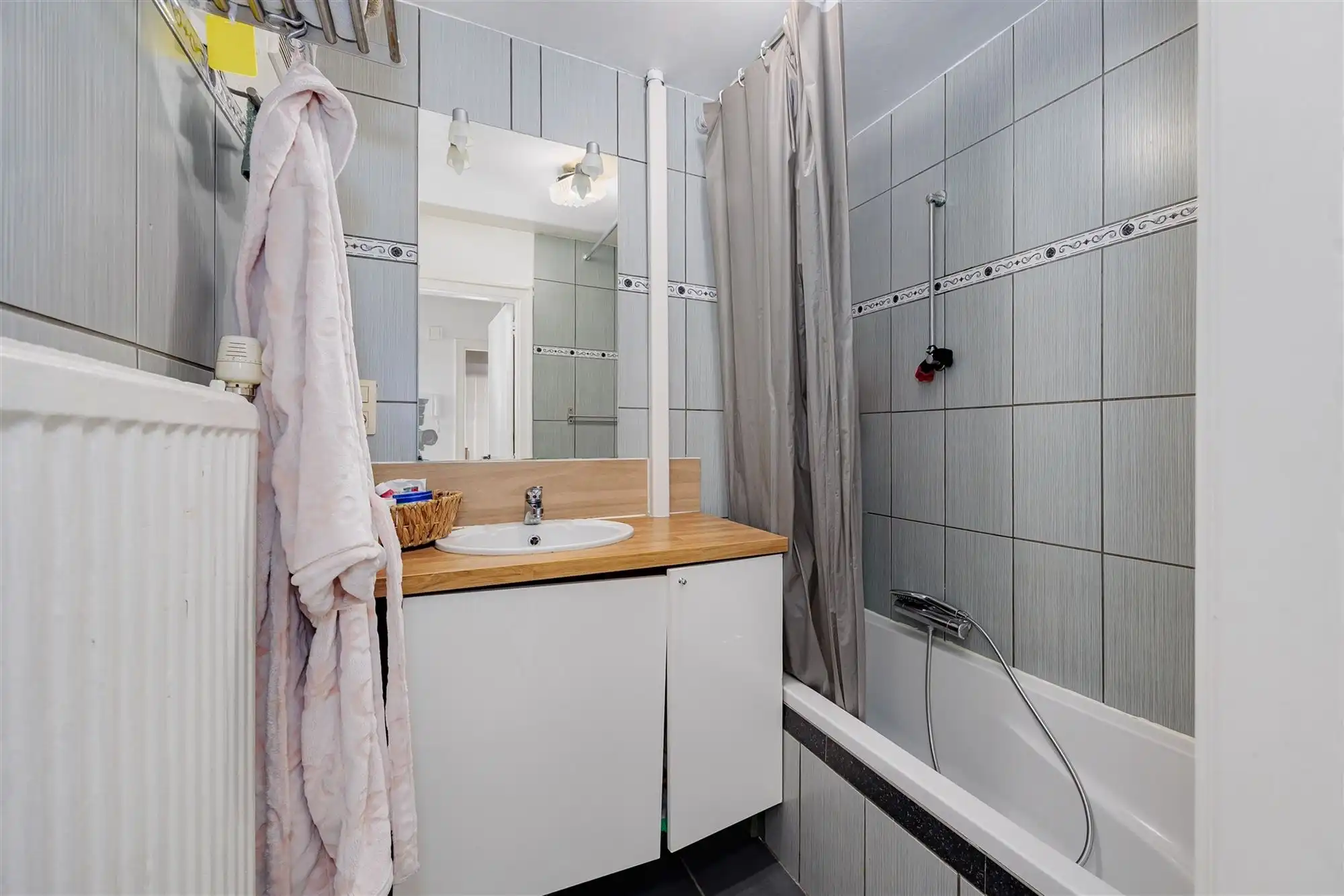 Vergund betonnen opbrengsteigendom met 3 appartementen + garagebox foto 6