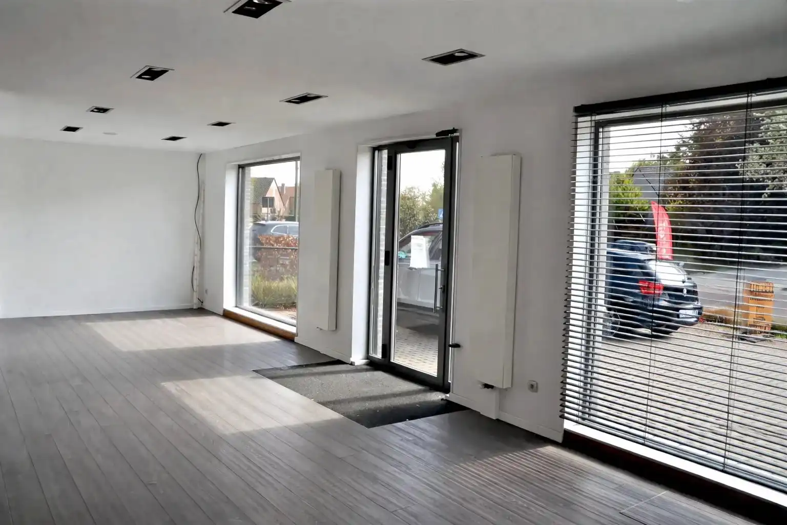 HANDELGELIJKVLOERS/KANTOOR VAN 76 M² MET VEEL LICHTINVAL IN STEVOORT foto {{pictureIndex}}