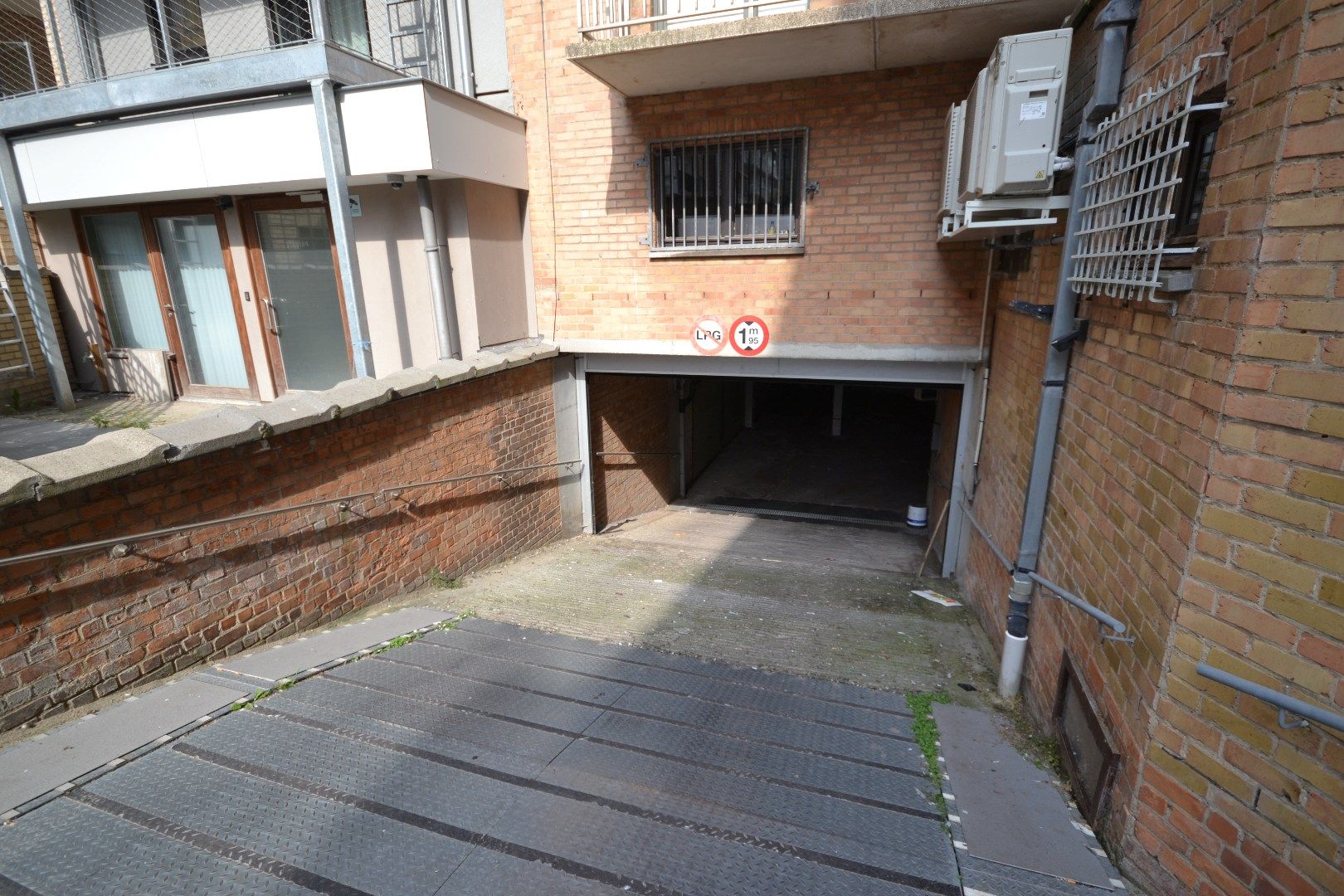 Ondergrondse afgesloten staanplaats met beugel te Oostduinkerke-bad. foto 2