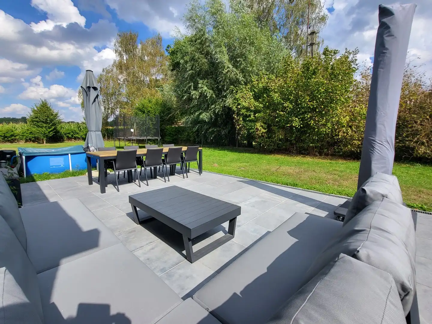 In een landelijke omgeving bevindt zich deze grondig gerenoveerde woning op een mooi perceel van 1.102 m². foto 5