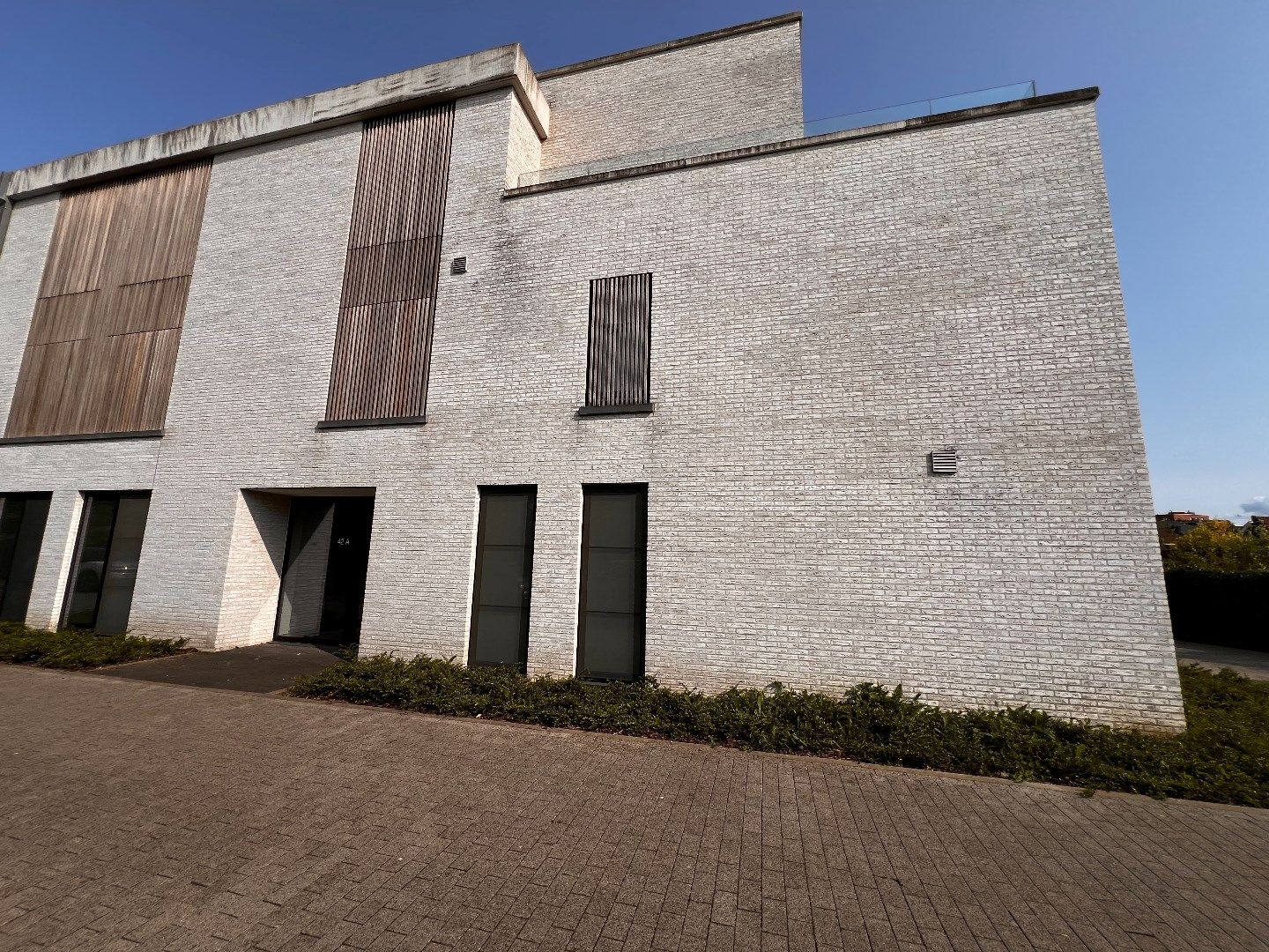 GELIJKVLOERS APPARTEMENT MET 1 SLAAPKAMER, TERRAS EN AUTOSTANDPLAATS IN IEPER foto 2