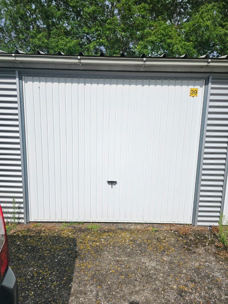 AFGESLOTEN GARAGEBOX TE EEKLO foto {{pictureIndex}}