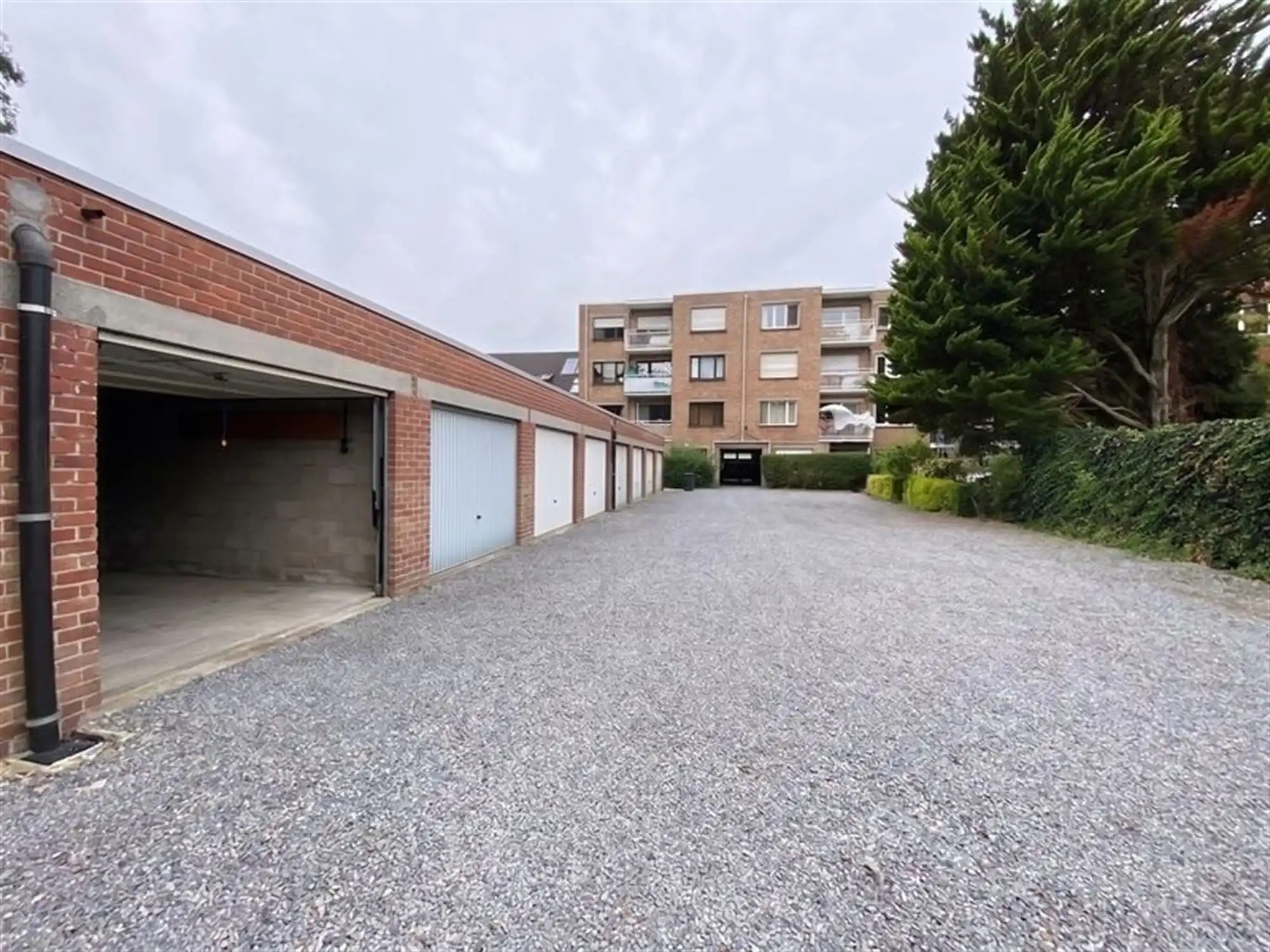 Ruim en volledig gerenoveerd appartement met groen uitzicht en garage foto 20