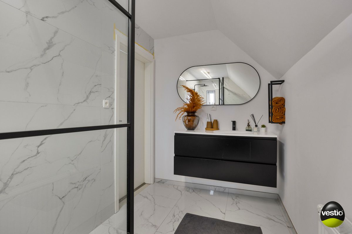 RUIME RUSTIG GELEGEN WONING MET 3 SLK EN POLYVALENT BIJGEBOUW OP 23A75CA. foto 29
