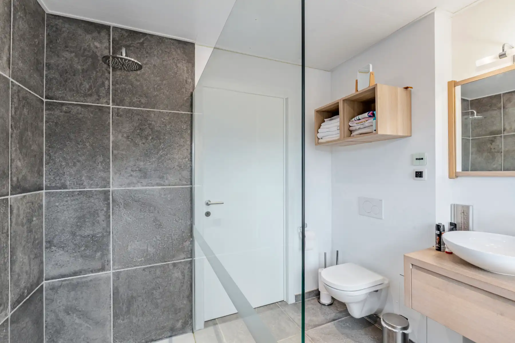 Gezellige recente halfopen bebouwing met tuin en staanplaatsen foto 14