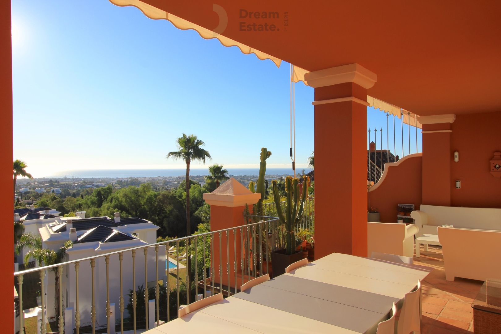 Ruim penthouse met 3 slaapkamers en panoramisch uitzicht op zee in Monte Halcones, Benahavis. foto 6