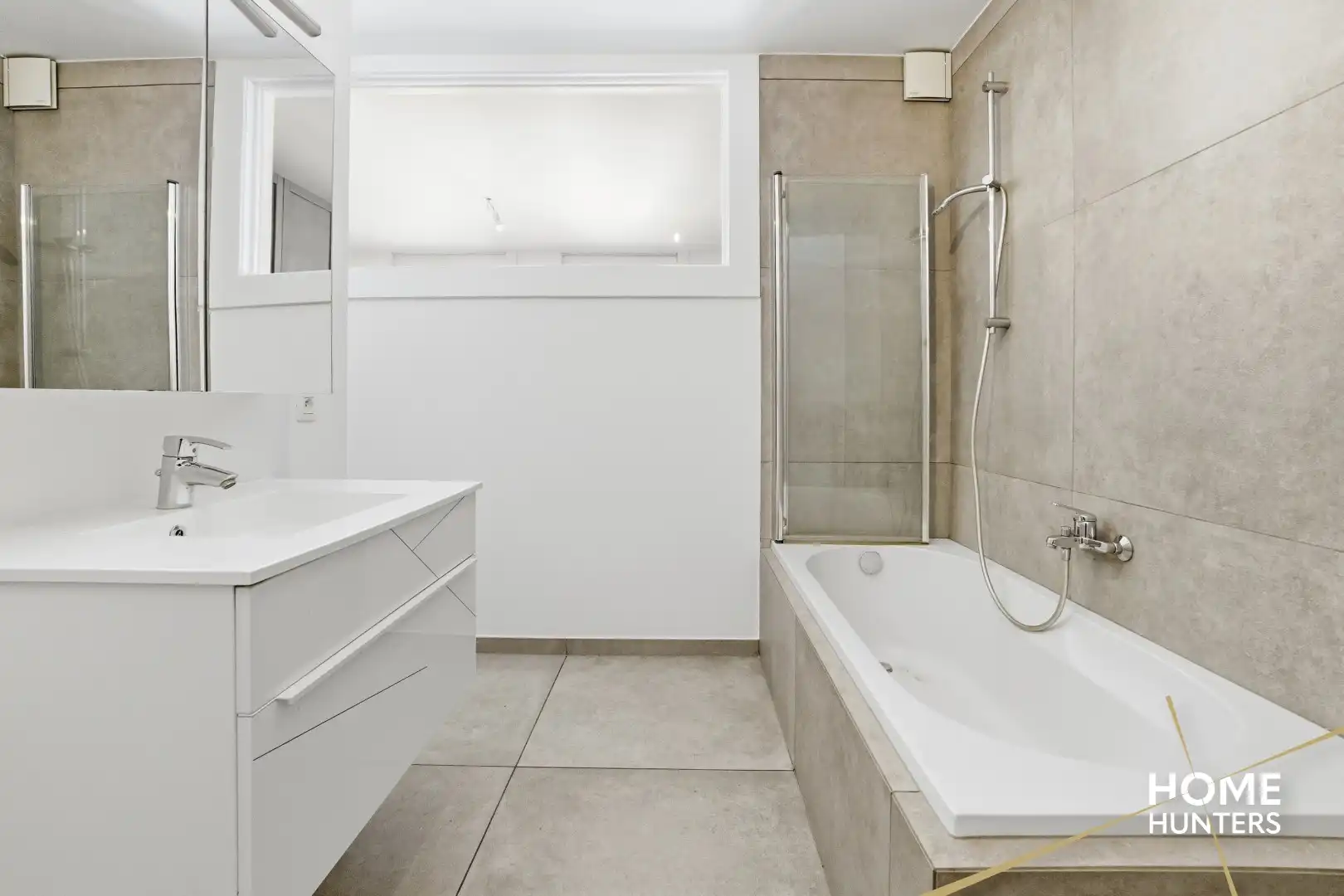 Charmante en instapklare woning met unieke stadskoer en garage foto 17