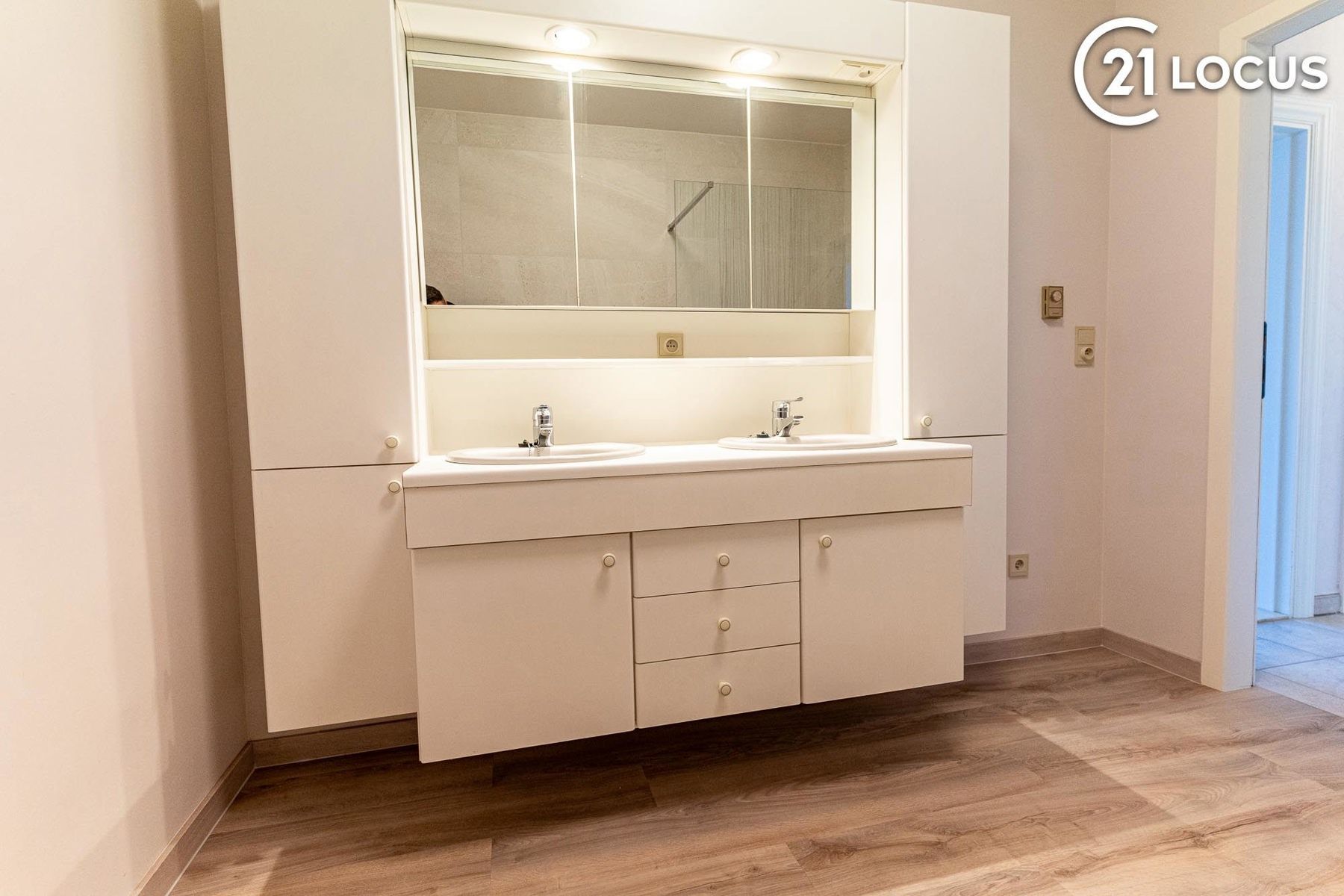 Zeer ruim appartement (132m²) met dubbele garage te huur ! foto 8