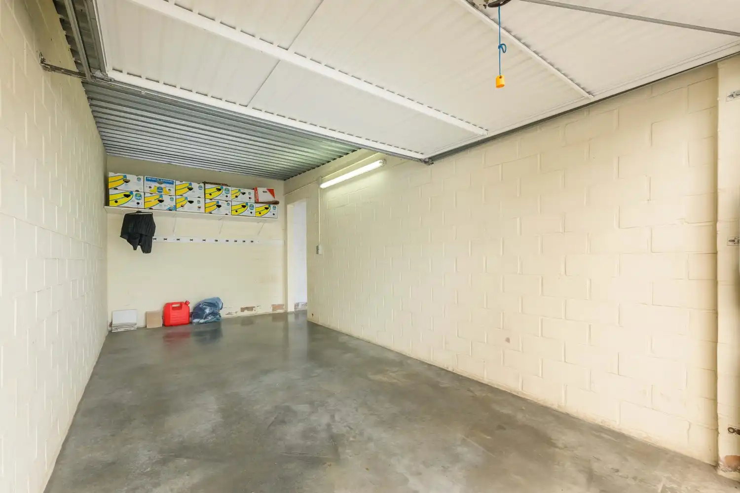 Gelijkvloers appartement met twee garages te Izegem. foto 22