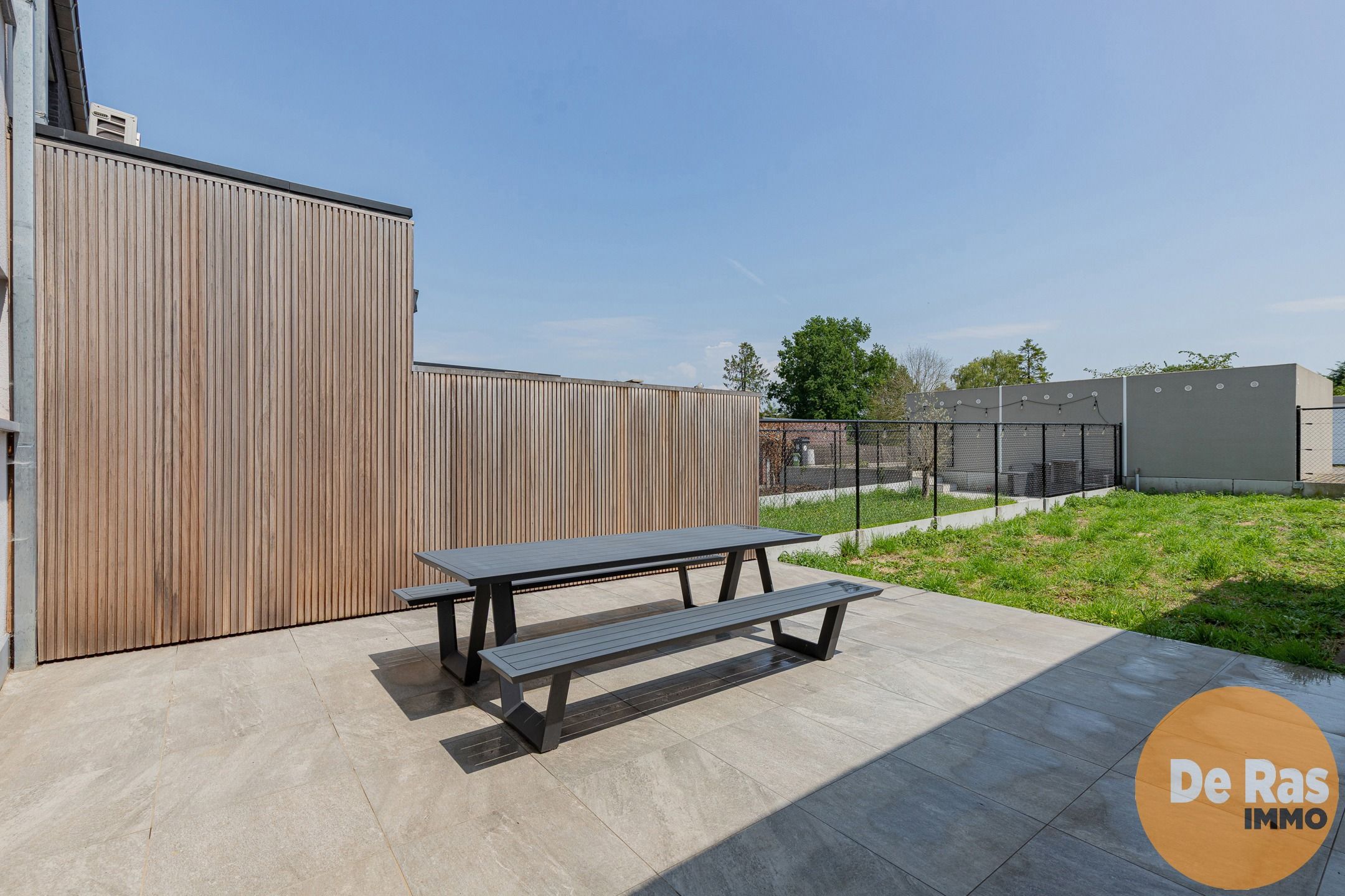 Herzele -  Totaal gerenoveerde woning met 4 slaapkamers, tuin en garage gelegen centrum Herzele foto {{pictureIndex}}