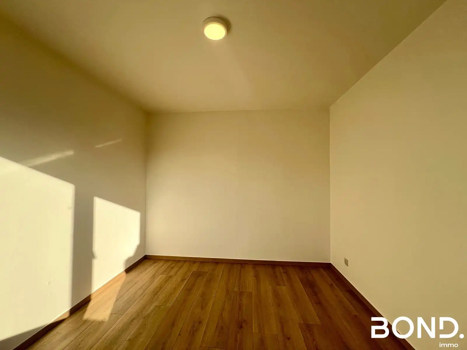 Gerenoveerd 1-slaapkamer appartement met garagebox te huur foto 10