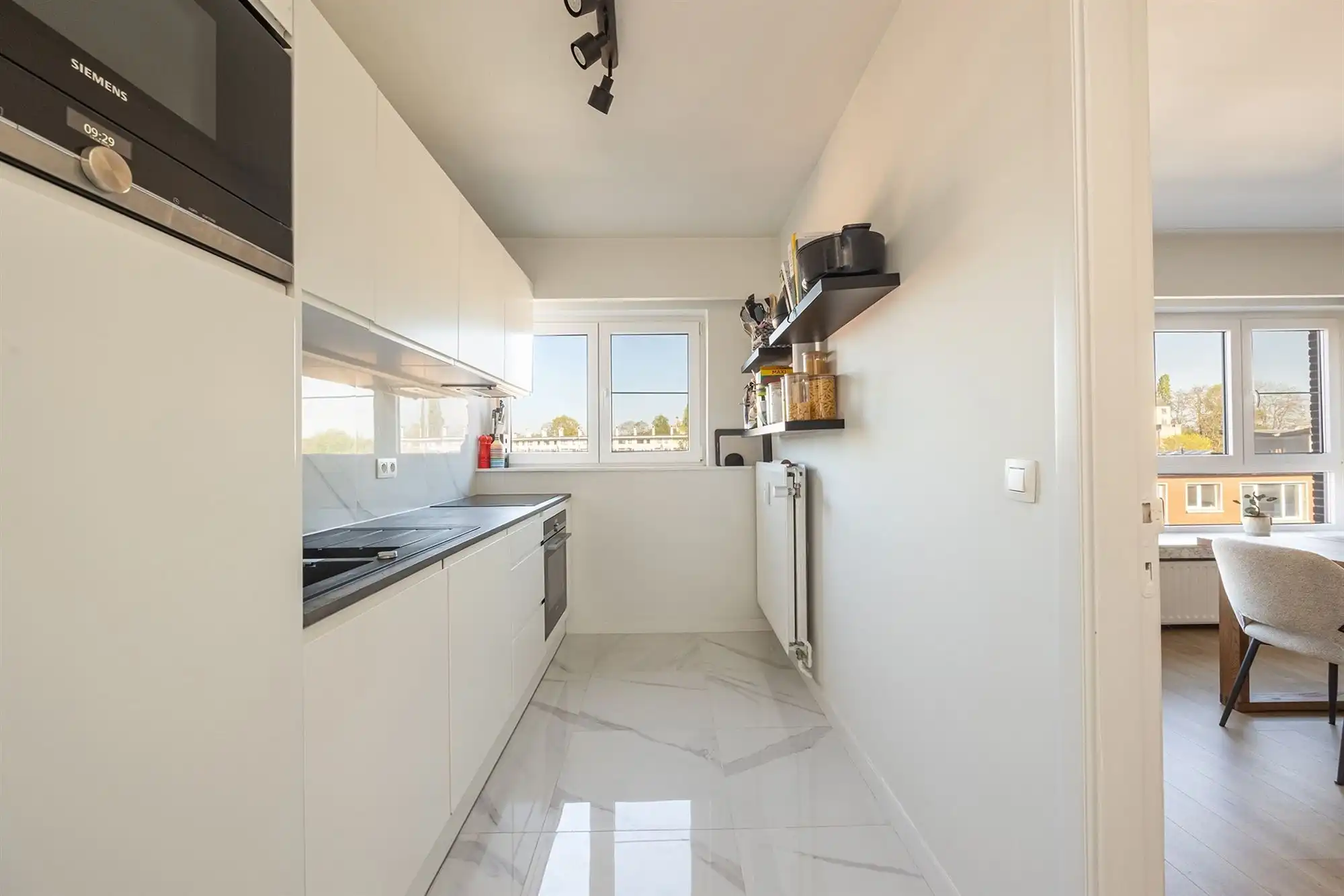 Instapklaar tweeslaapkamer appartement met terras in Deurne-Zuid foto 16