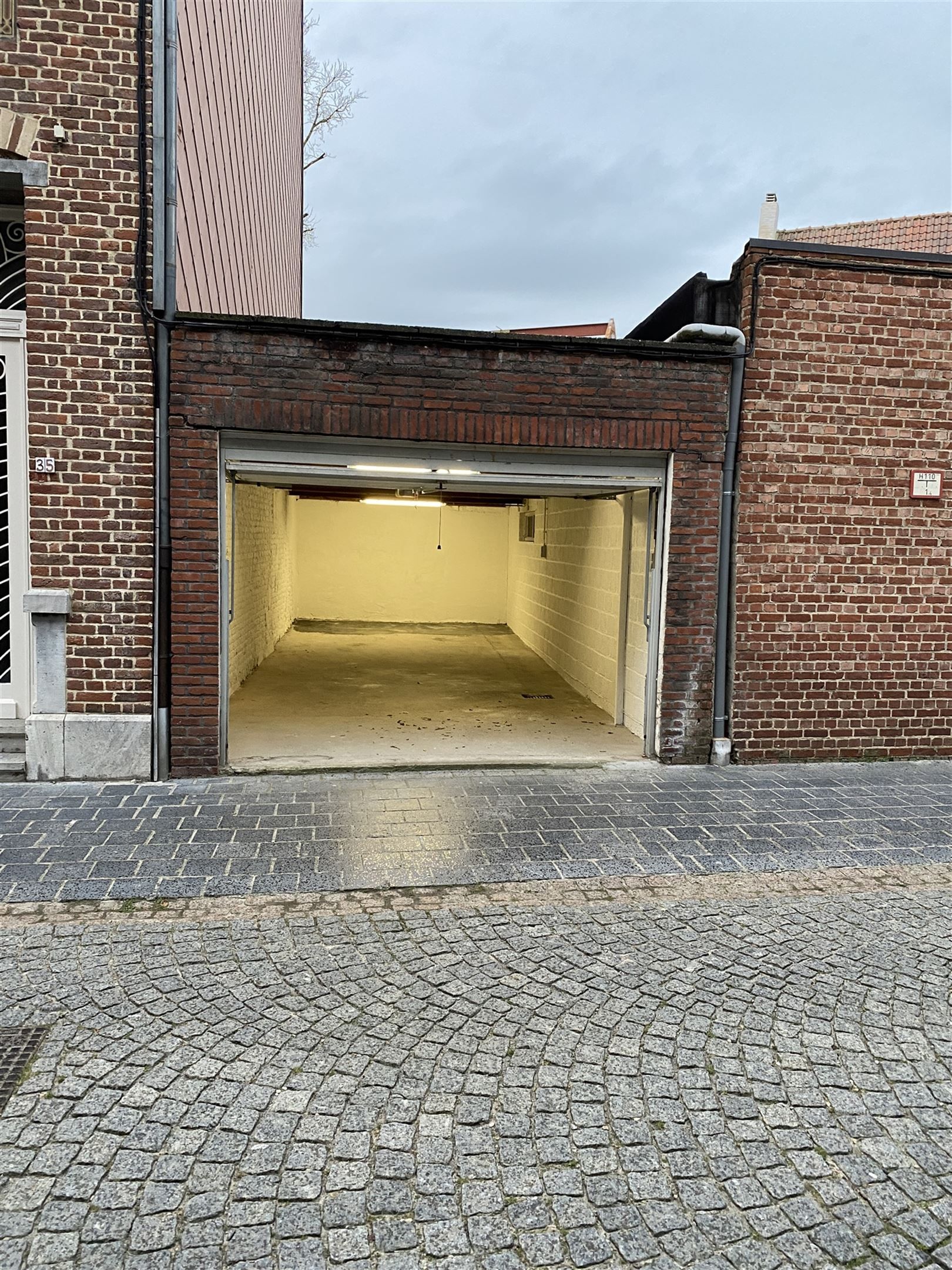 Parking/Garagebox foto {{pictureIndex}}