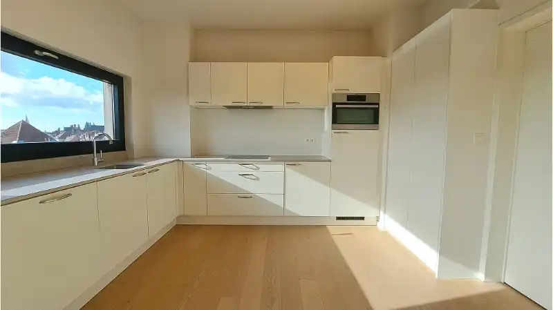 Ruim en lichtrijk 3-slaapkamerappartement te koop in Brugge foto 2