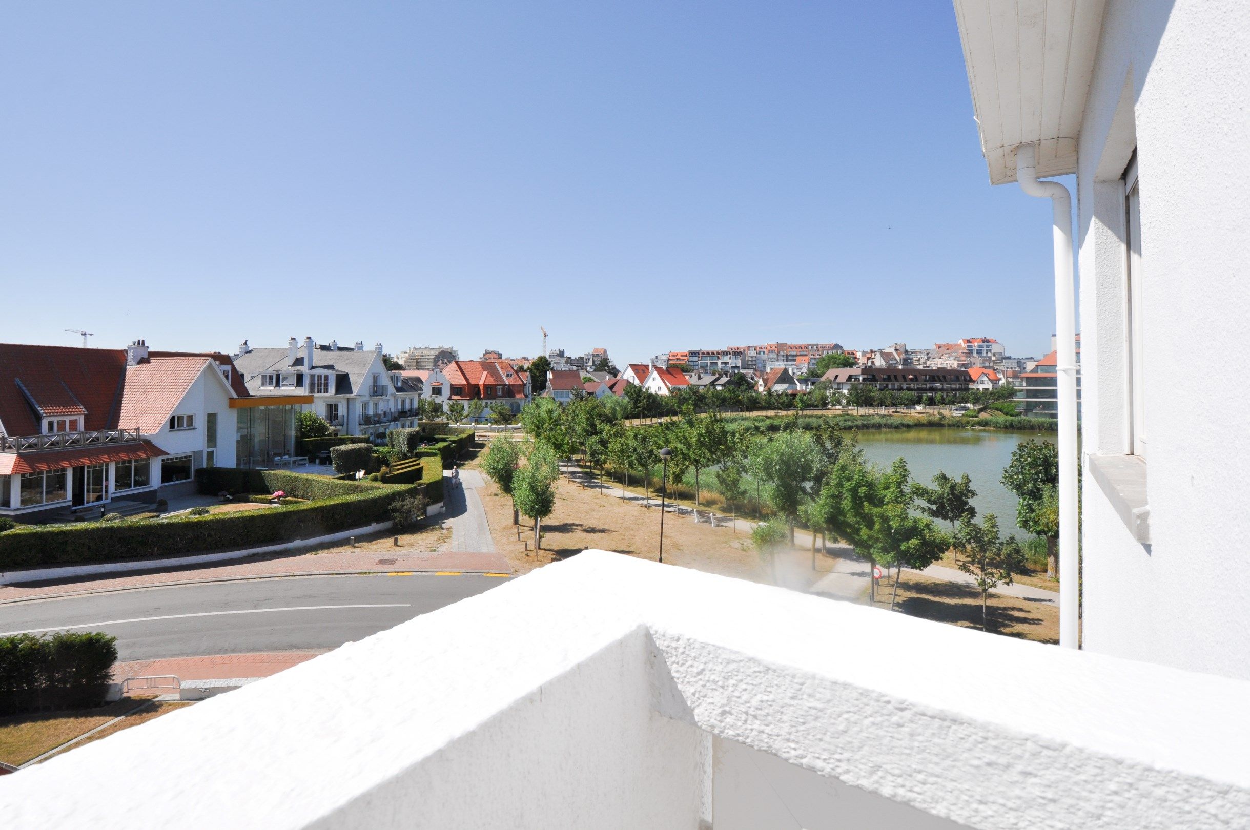 Volledig gerenoveerd hoek-appartement met een prachtig zicht op het Zegemeer. foto 25