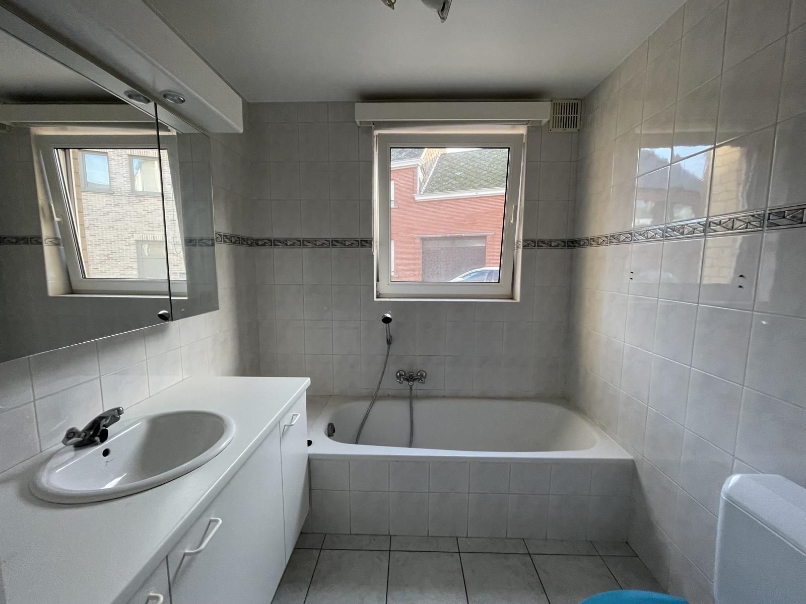 WICHELEN - Gelijkvloers appartement met garage. foto 5
