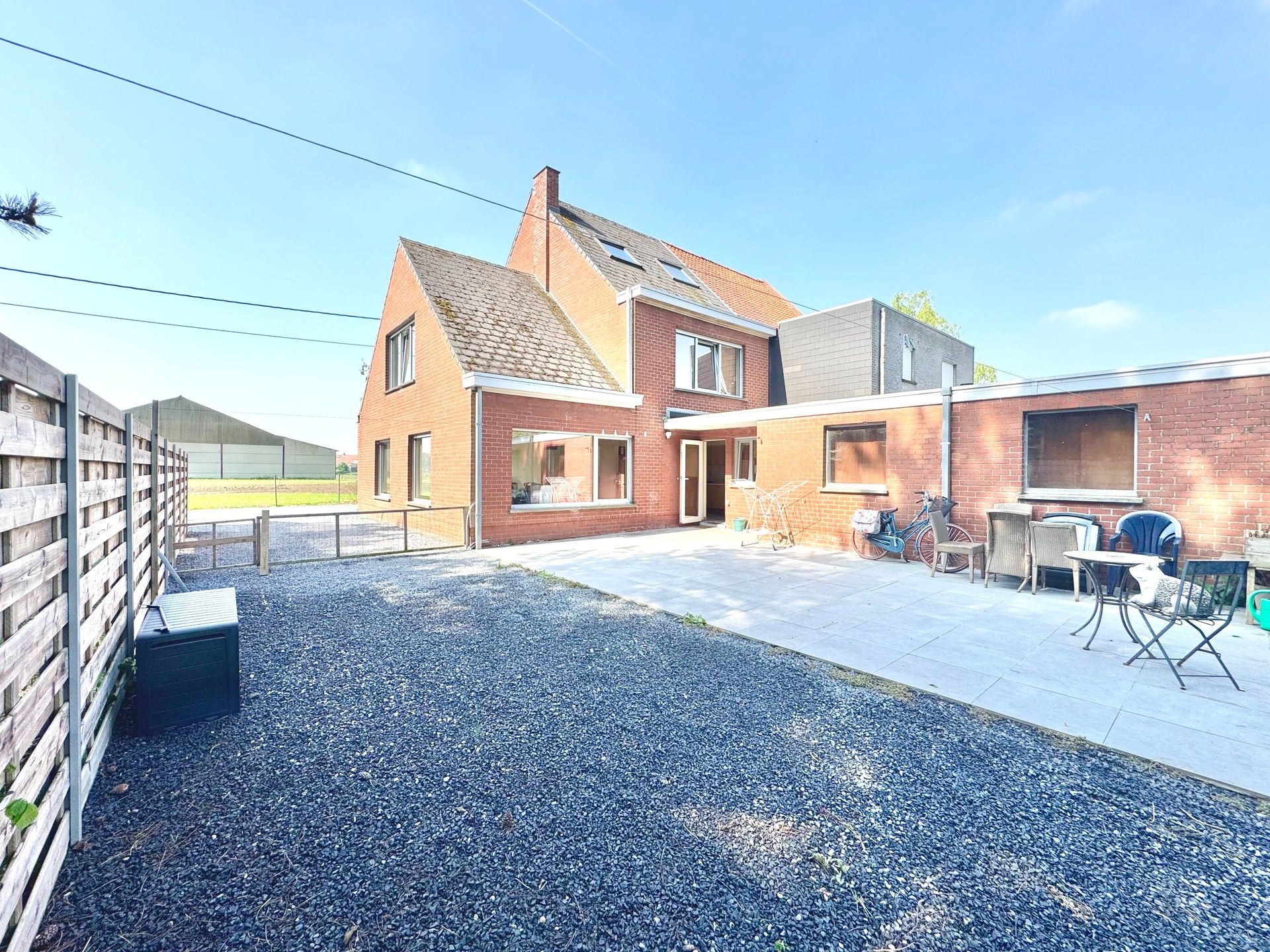 LANDELIJK GELEGEN HALFOPEN WONING foto 2