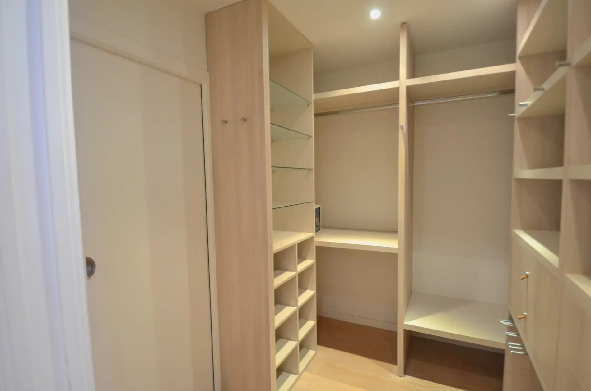 Topaanbieding – Uitzonderlijk ruim appartement gelegen in een stijlvolle residentie. foto 27