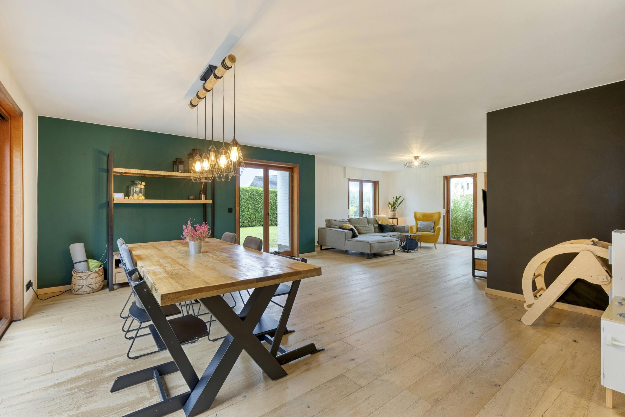 Ruime woning omgeven door groene tuin met 4 slaapkamers foto 2