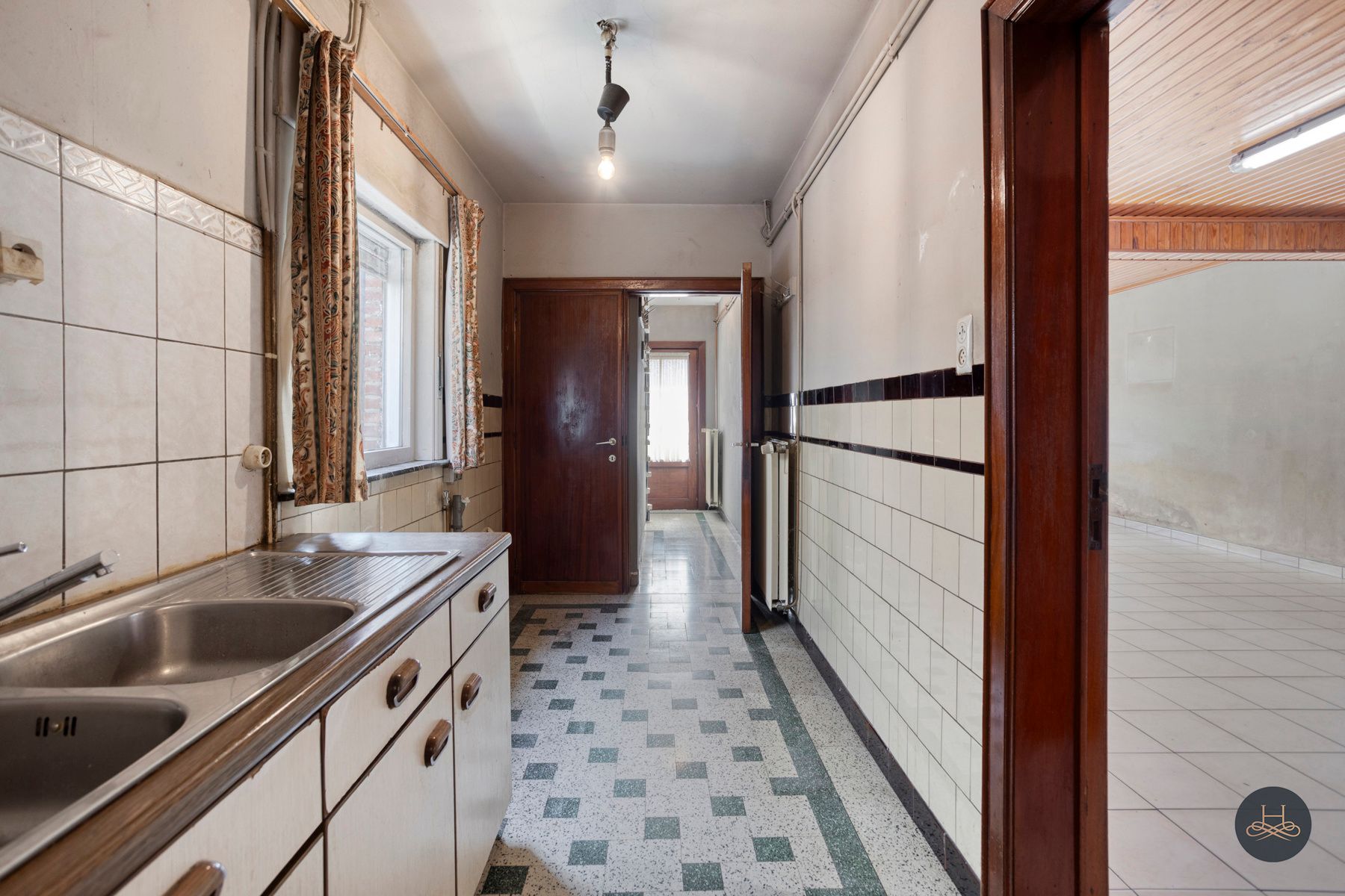 Karaktervolle, te renoveren woning op mooi perceel  foto 7