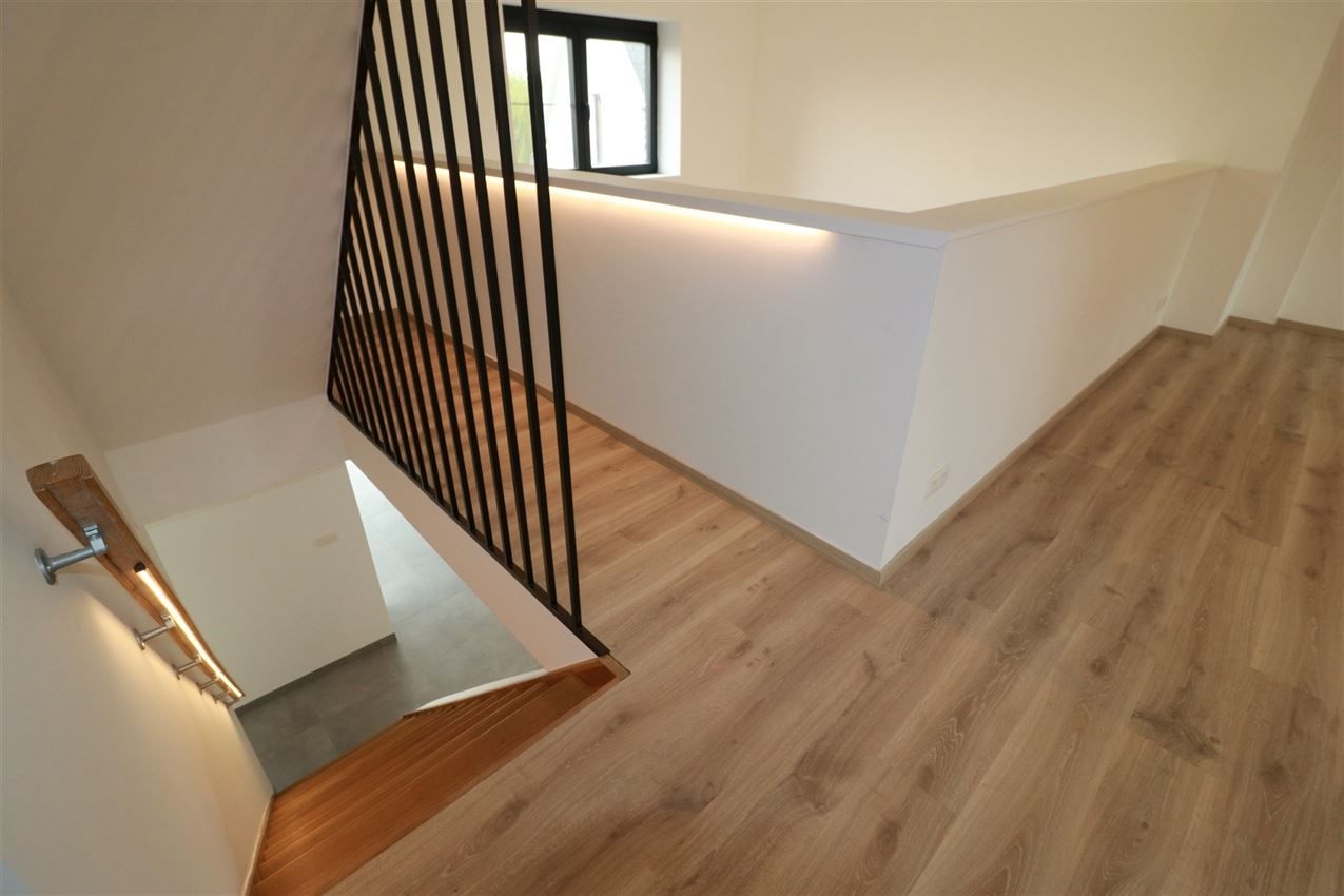 Architecturaal plaatje met 4 slpk., garage en riant terras foto 22
