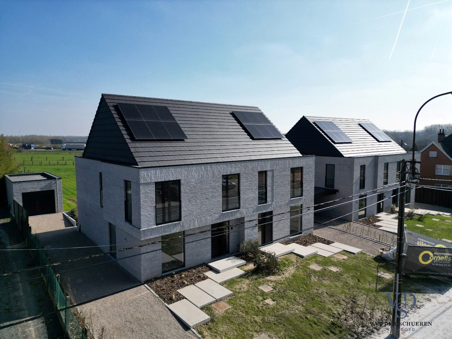 Half Open Bebouwing met buitenberging en carport foto {{pictureIndex}}