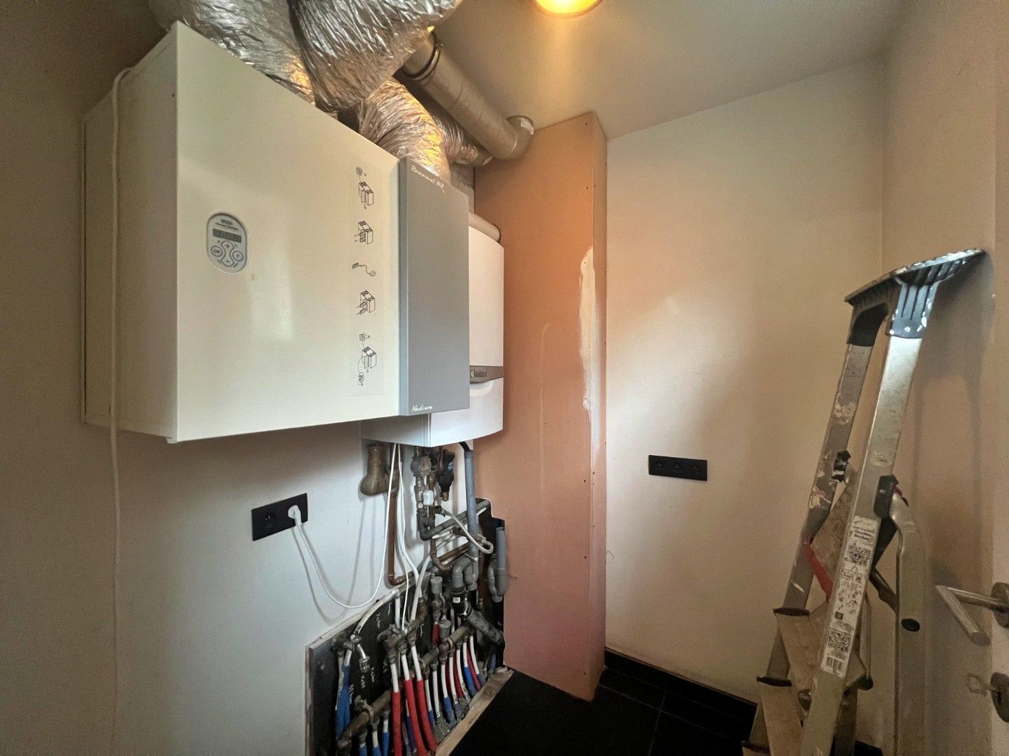 2-slaapkamer appartement met 2 overdekte staanplaatsen foto 14