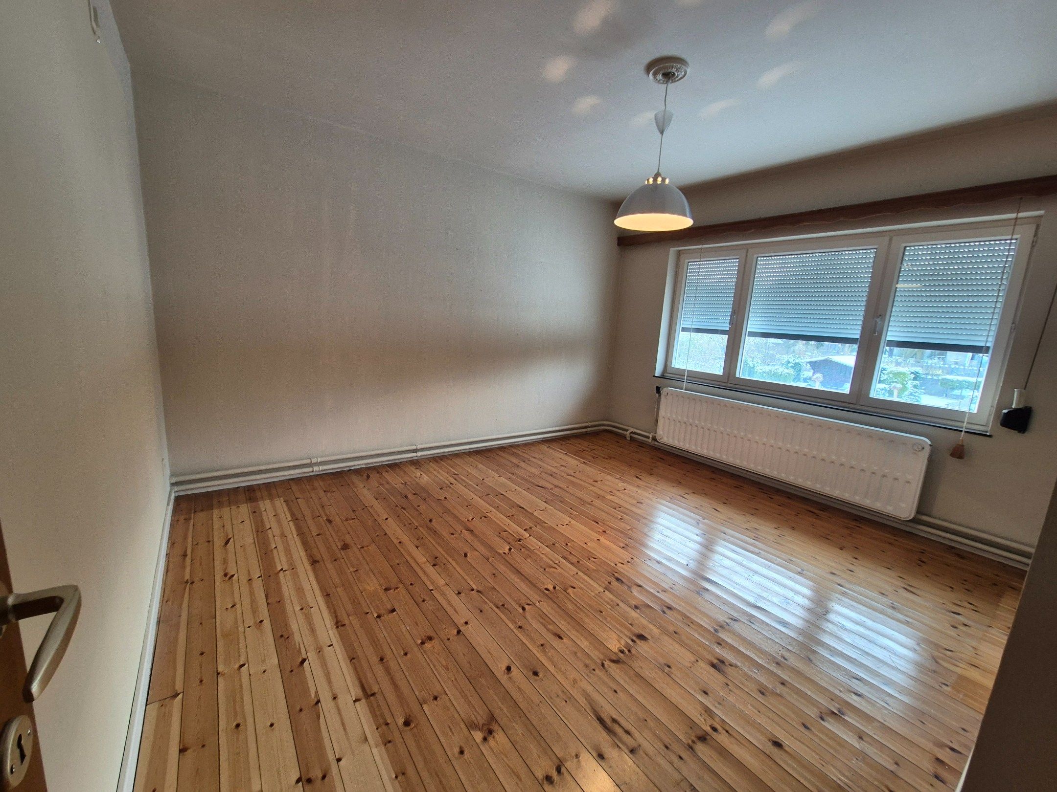 Halfopen gezinswoning met 4 slpkmrs op ruim perceel foto 23