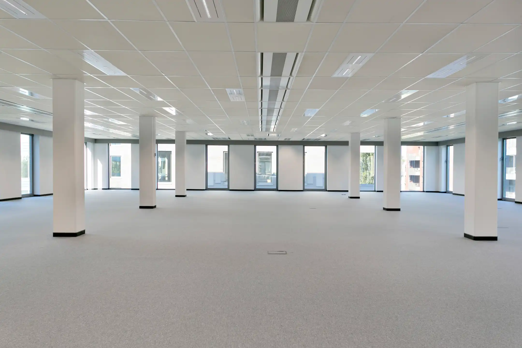 THE ULTIMATE : Moderne kantoorruimte van 734 m²  Berchem foto {{pictureIndex}}
