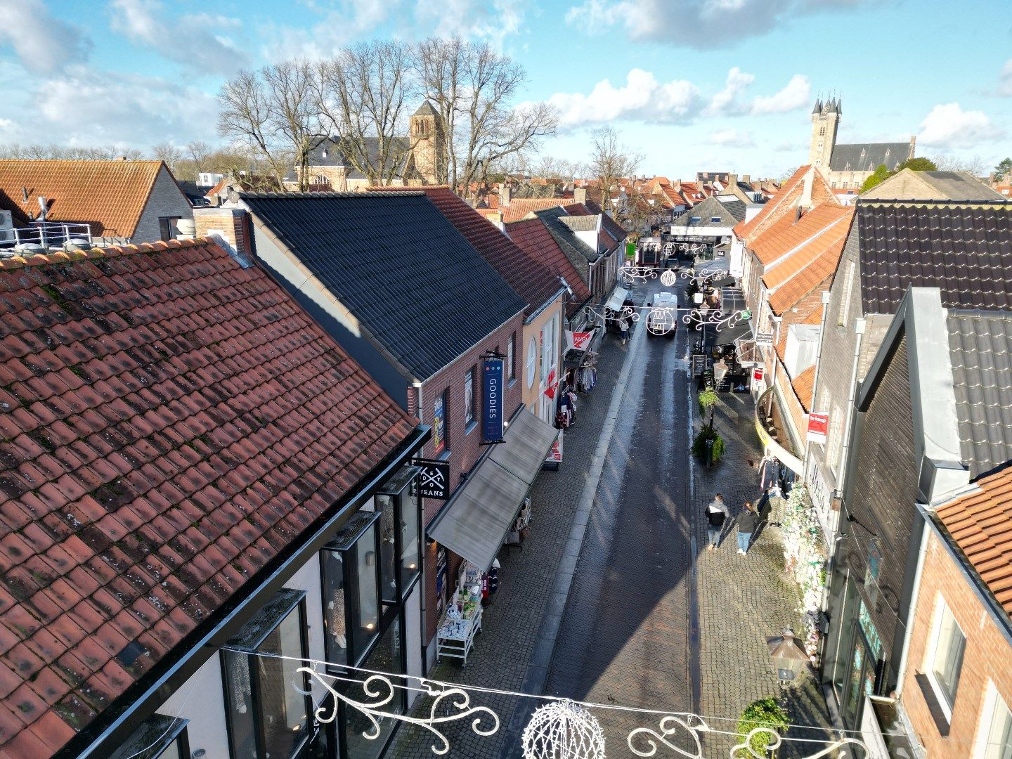 Ruim handelspand grenzend aan twee straten foto 12