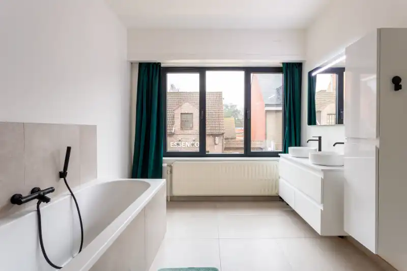 Ruime gerenoveerde woning in hartje Essen foto 16