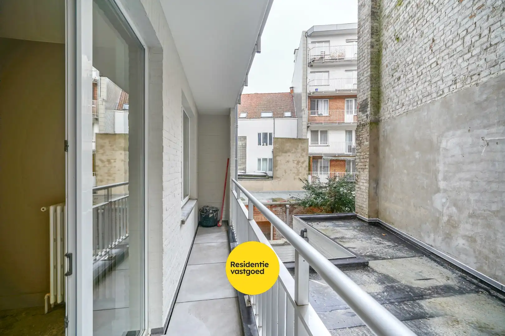 Gerenoveerd 2-slpk appartement met balkon en lift in Oostende foto 17