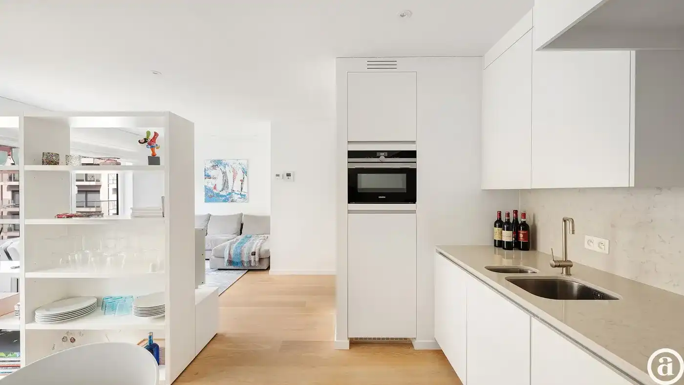 Modern 1-slaapkamerappartement met balkon op toplocatie foto 9