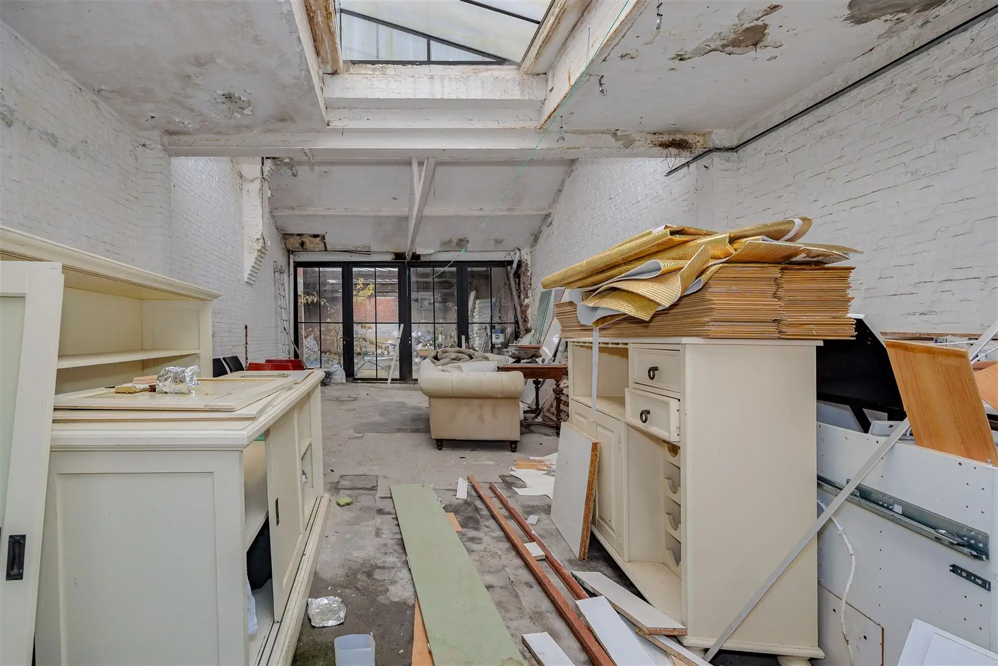 Instapklaar huis met magazijn in het centrum foto 12