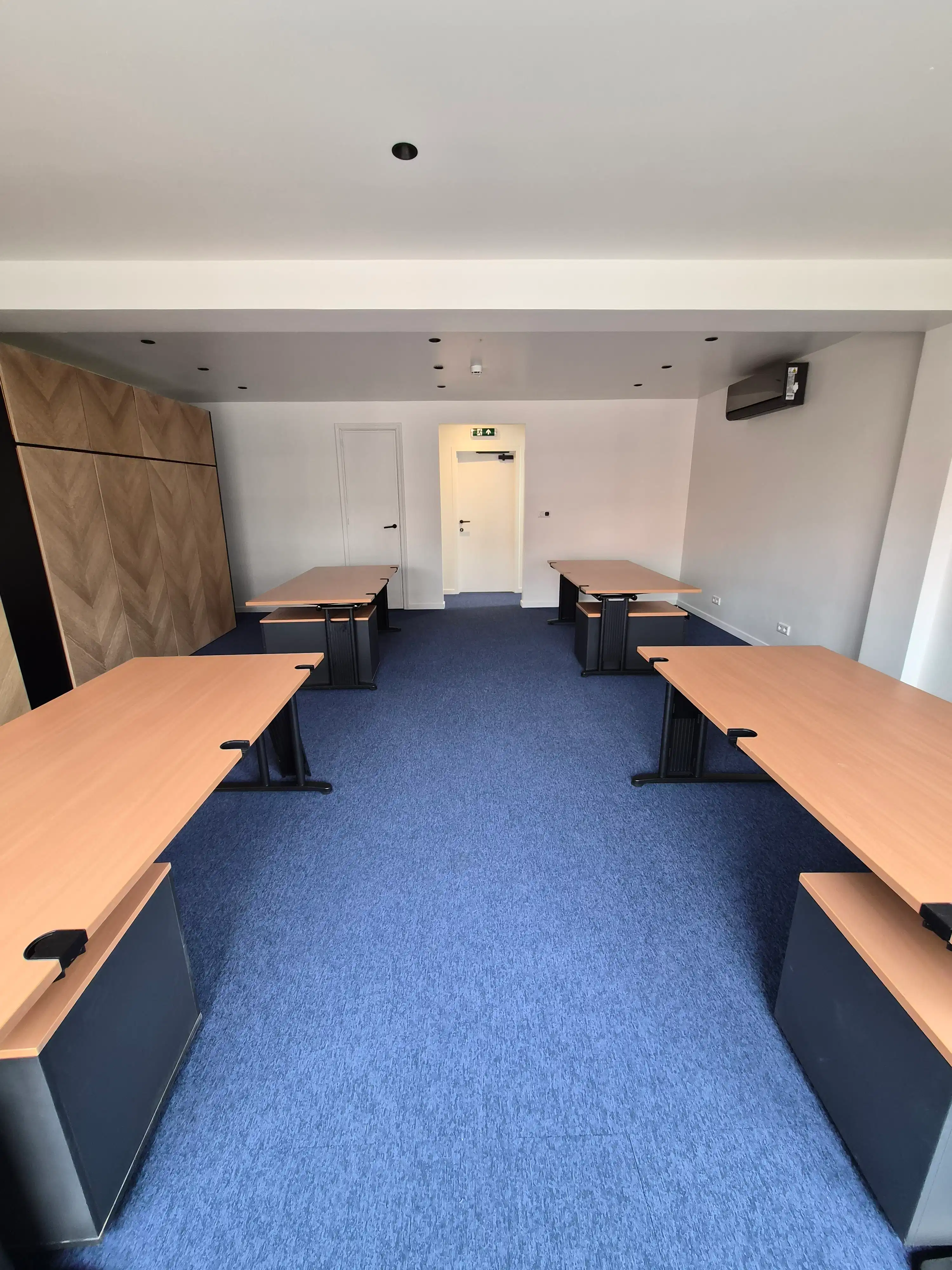 Instapklaar, modern en volledig gemeubeld kantoor met magazijnruimte van 120 m² te huur, inclusief vaste kosten. foto 3
