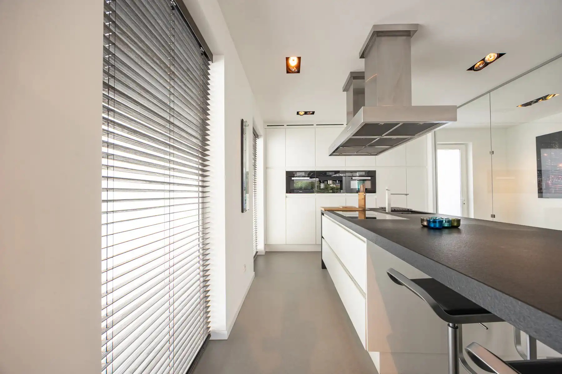 Knap afgewerkte woning met apart bedrijfsgebouw en parking foto 7