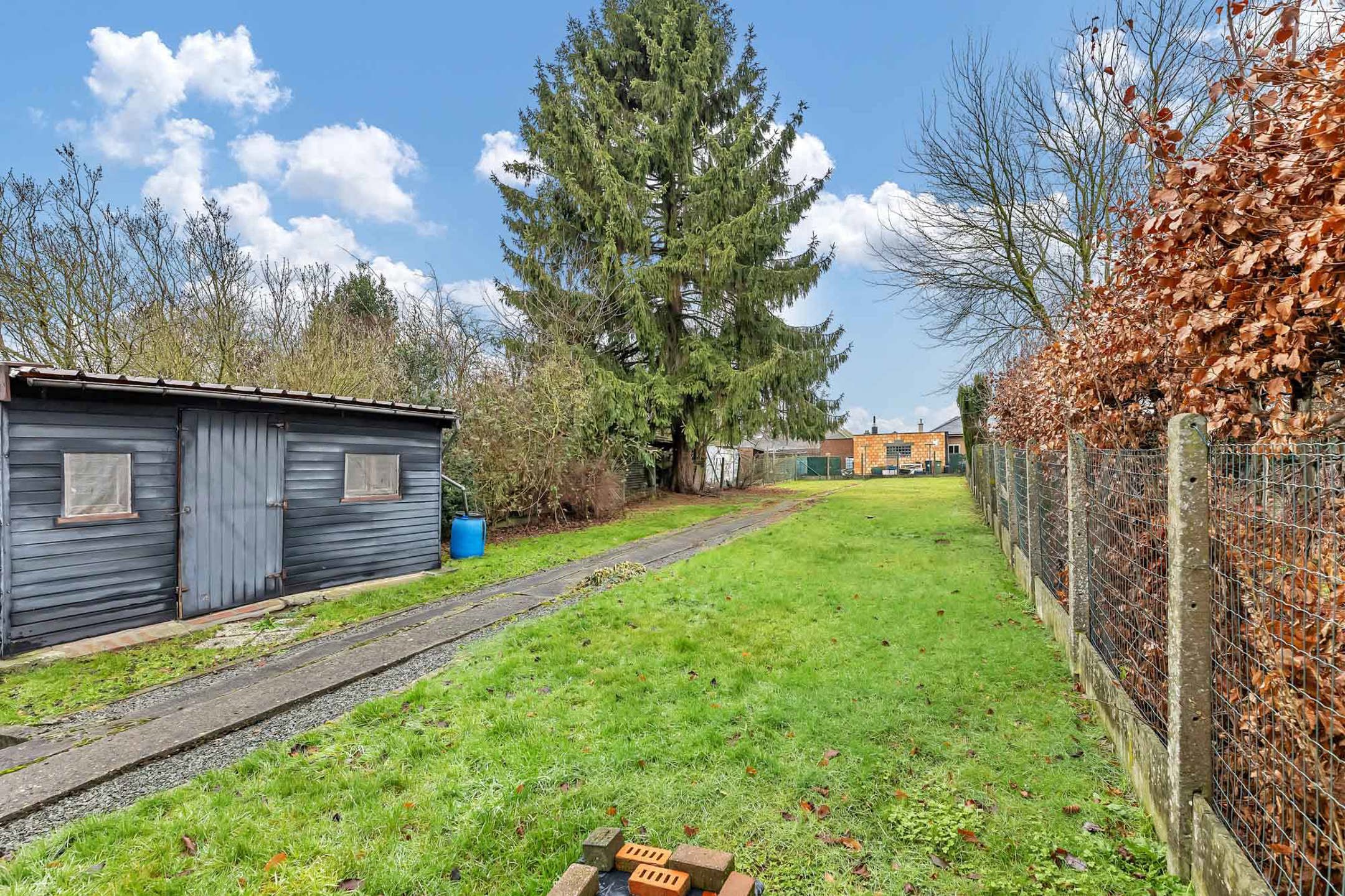 Ruime te renoveren woning met garage en veel potentieel foto 24