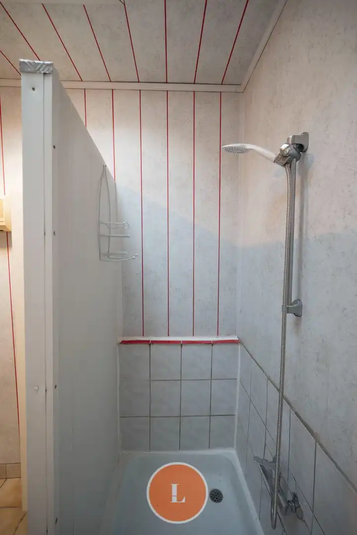 Te renoveren woning met 3 slaapkamers en garage in Menen. foto 7