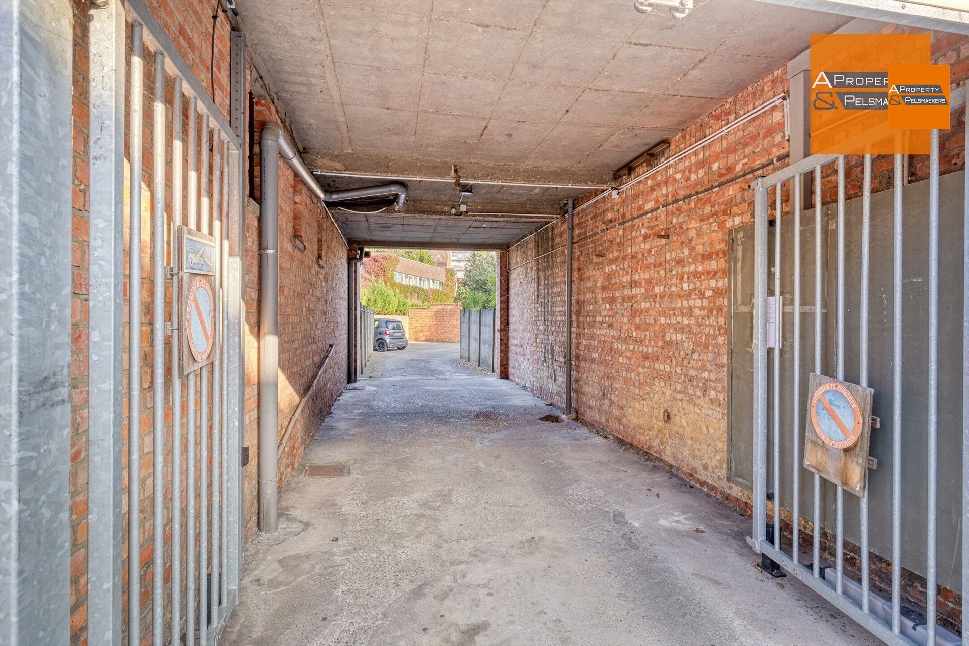  58  gesloten garageboxen foto 5