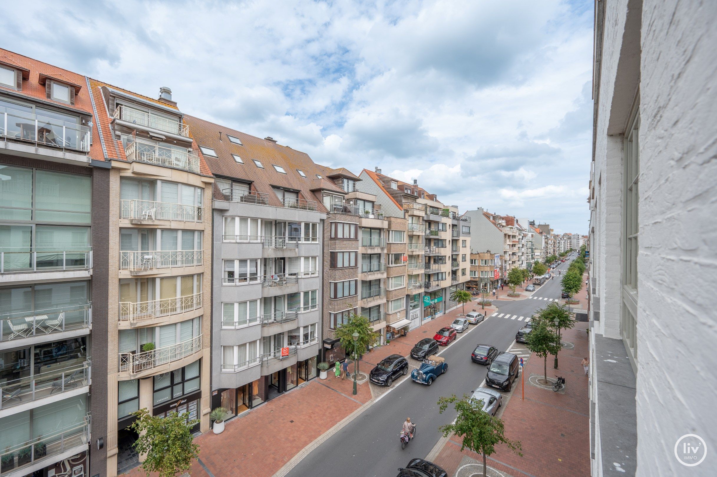 Prachtig HOEKappartement met 3 slaapkamers gelegen in een recente residentie op de Dumortierlaan te Knokke.  foto 8