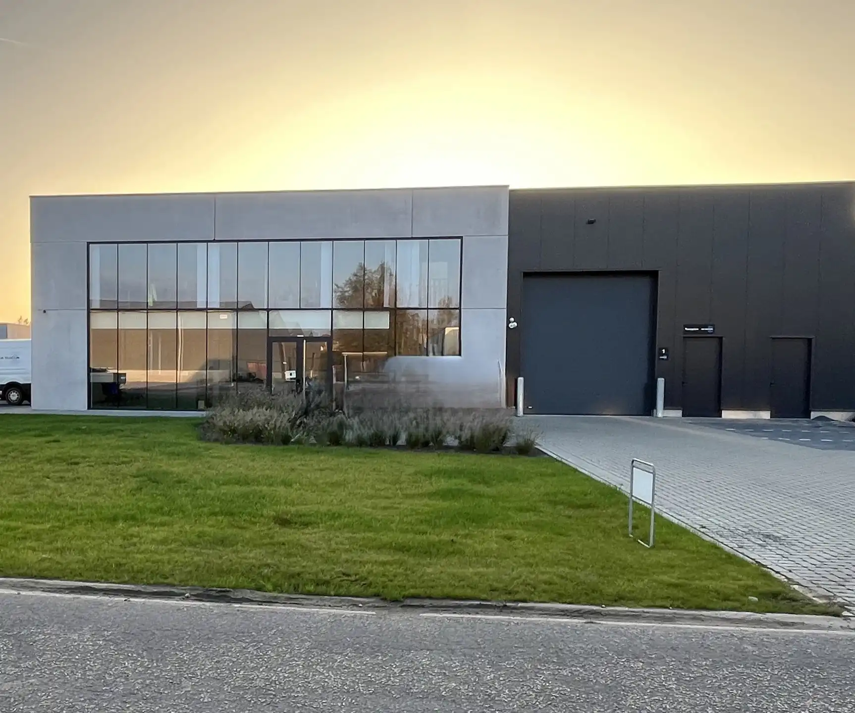 Nieuwbouw magazijn 332m²  met instapklare kantoren 170m² foto {{pictureIndex}}