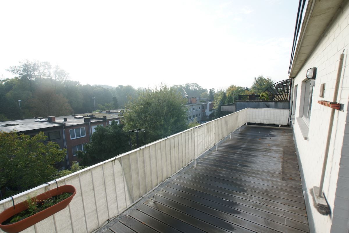 Ruim dakappartement met terras foto 3