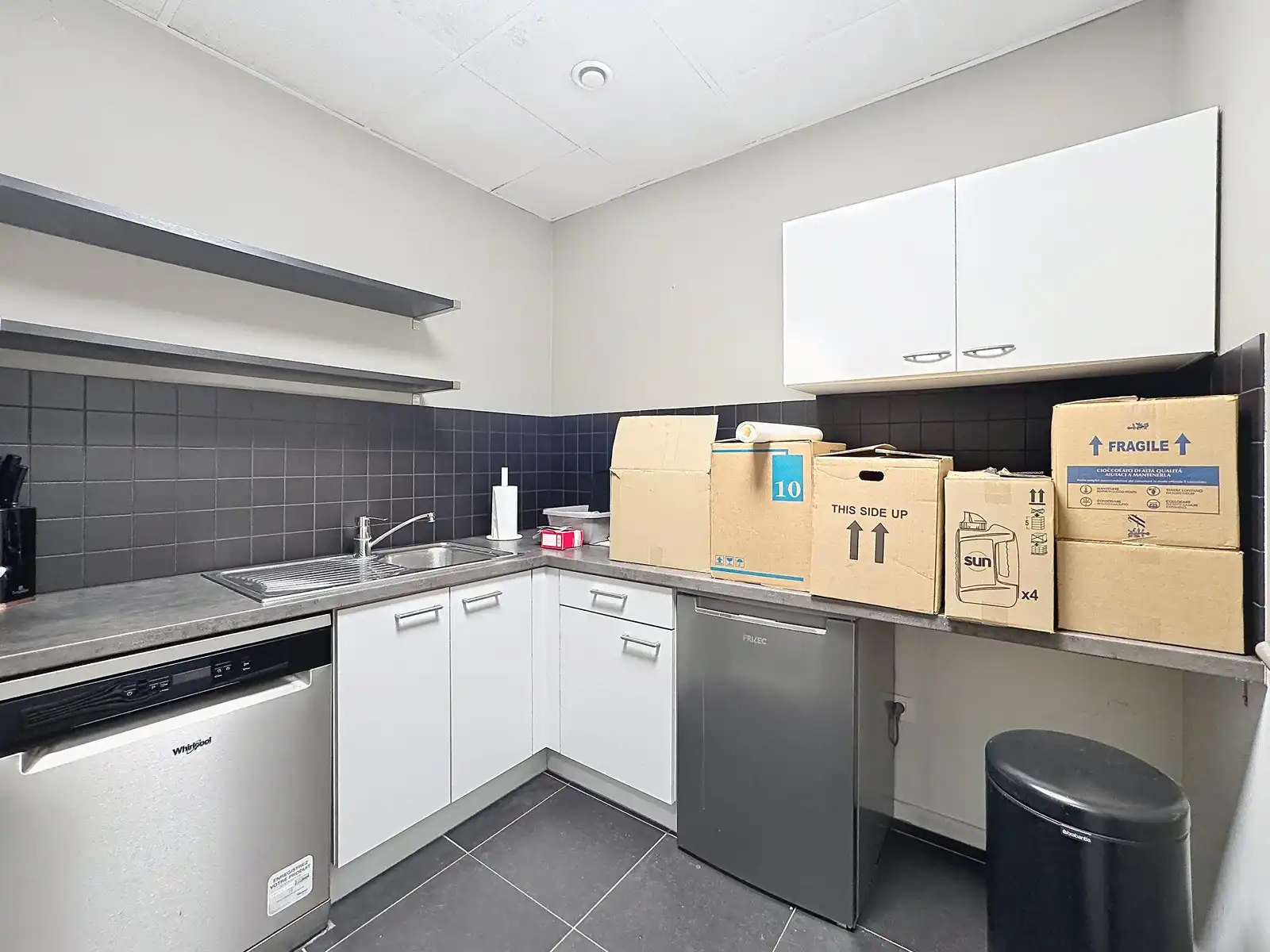 Instapklare & betaalbare KANTOORRUIMTEN (300m²) te huur met 8 aangelegde, private parkings voor de deur. Ideale uitvalsbasis (E40/E403 en A11)! foto 9